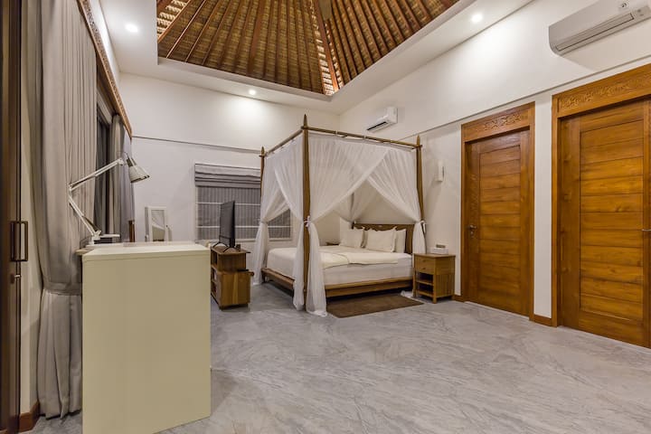 ห้องนอนใหญ่พร้อมพัดลมเพดานและพัดลมเพดานอลัง