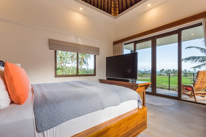 ห้องนอนชั้น 2 พร้อมพัดลมเพดานและพัดลมเพดาน