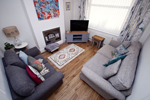 Cheerful 3 bedroom house close to Cheshire Oaks