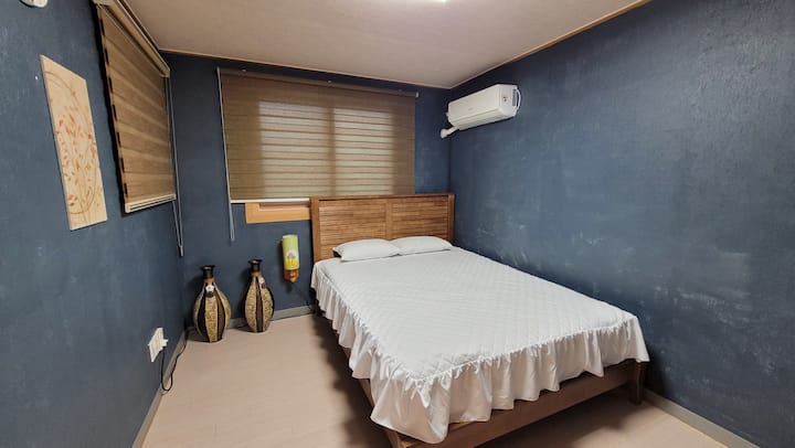 Ეს არის ქვესაძინებელი, რომელიც შეგიძლიათ გამოიყენოთ მეორე სართულზე მდებარე მთავარი საძინებლის გარდა. Ჩვენ შეგვიძლია სხვადასხვა ადამიანის დაბინავება და საძინებლის კონდიციონერიც მზად არის თქვენთვის.