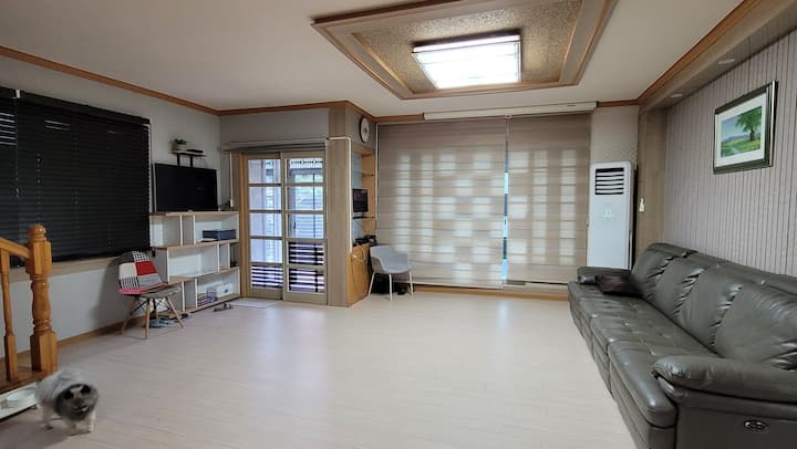 Ეს არის მისაღები ოთახი. Დიდ სივრცეში შეგიძლიათ გყავდეთ დიდი ჯგუფი, ასევე, არის ტელევიზორი, დივანი, კონდიციონერი და ა.შ. 