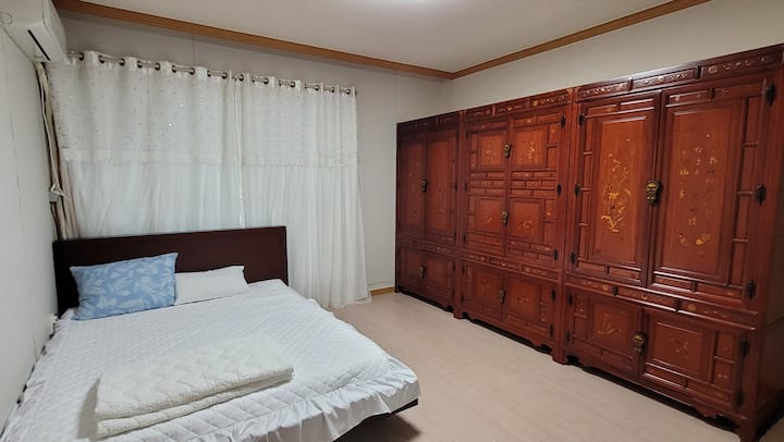 Ეს არის საძინებელი, რომელიც მდებარეობს პირველ სართულზე. Მეორე სართულზე მდებარე მთავარი საძინებლის გარდა, ამ ოთახში დიდი ზომის ან დიდი საწოლიც არის, რომელიც დიდი რაოდენობის ადამიანს იტევს. Თითოეული ოთახი აღჭურვილია კონდენციონერით.