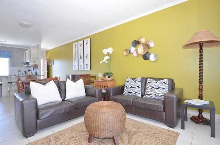 Lounge with smart TvlV and Dstv streaming
blagovaonica i kuhinja