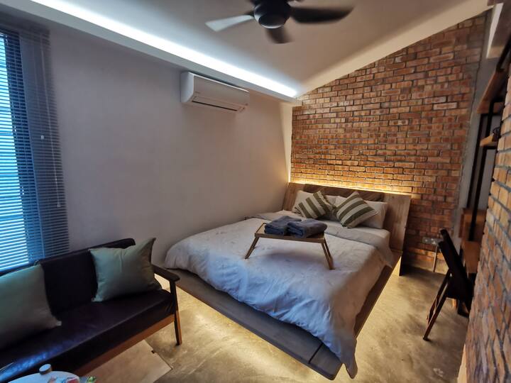 Habitación de ladrillos rojos con baño compartido