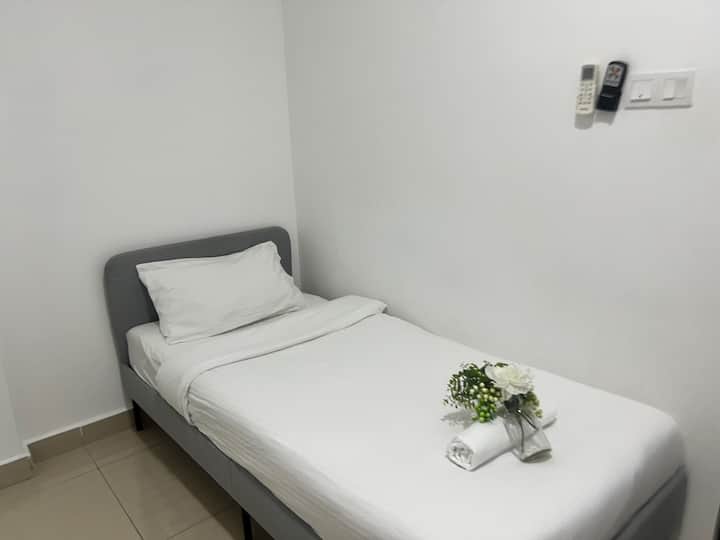 Chambre 3
- 1 lit simple