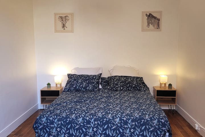 سرير مريح بغرفة نوم واسعة 
160 × 200