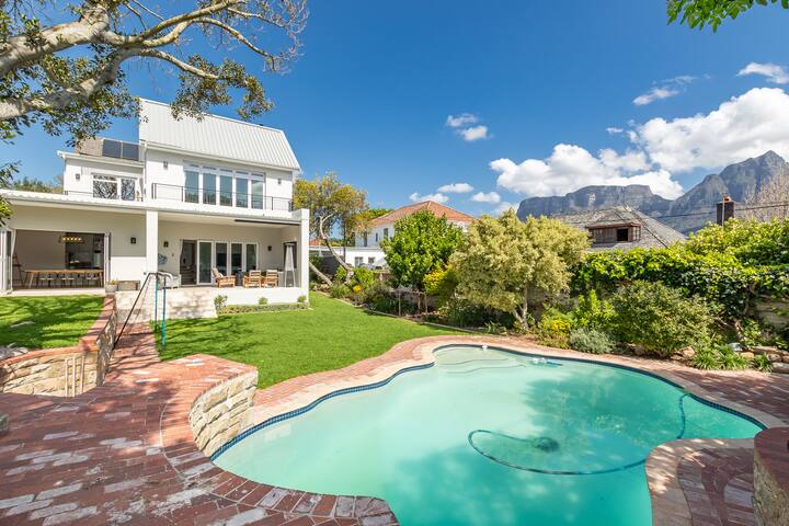 Spacious, modern home in leafy Rondebosch