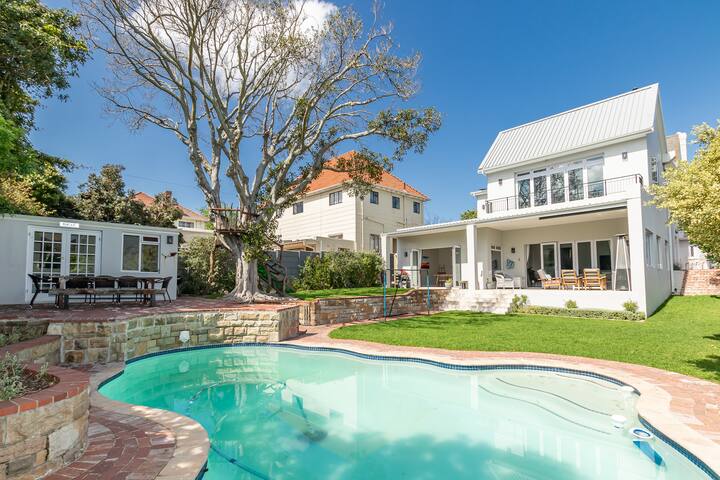 Spacious, modern home in leafy Rondebosch gallery image 2