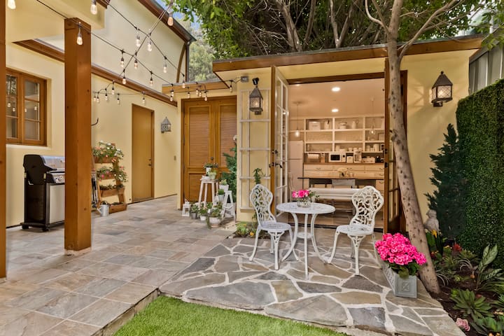 Santa Monica Beach Getaway! 2 BR, Parking & Bikes