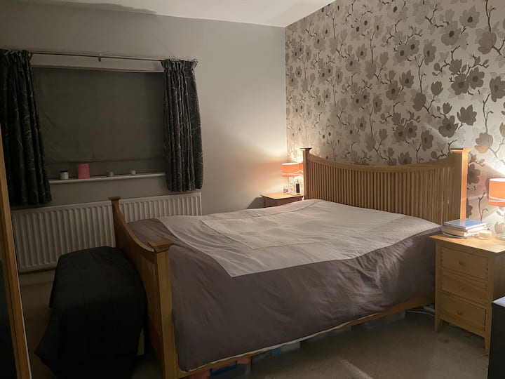 Private Room/en Suite In Sunny Home Near Wentworth - Woking