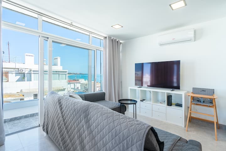 סלון עם נוף לים