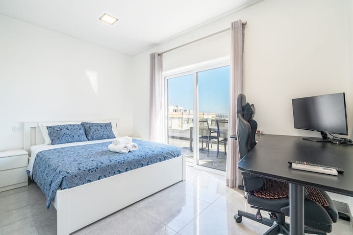 חדר שינה 1 - (מיטת קינג סיי) עם נוף לים, מיזוג אוויר וחדר שינה 1 - (מיטת קינג סייז) עם נוף לים, מיזוג אוויר וטלוויזיה