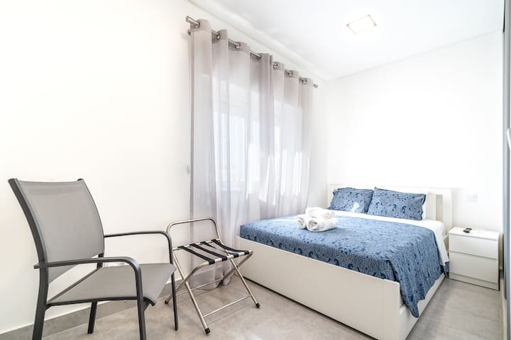 חדר שינה 2 - (מיטה זוגית), מיזוג אוויר וטלוויזיה