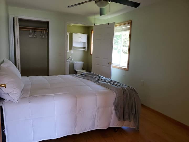 Საძინებელი 2..ამ საძინებელს აქვს ჭერის ვენტილატორი, კომფორტული საწოლი დიდი ზომის, ერთმანეთთან დაკავშირებული ცალკე 1/2  სააბაზანო, კარადა და მდინარის ლამაზი ხედი პირდაპირ კართან. 