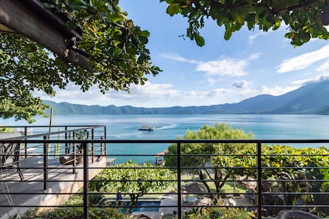 Cozy lake house with stunning views