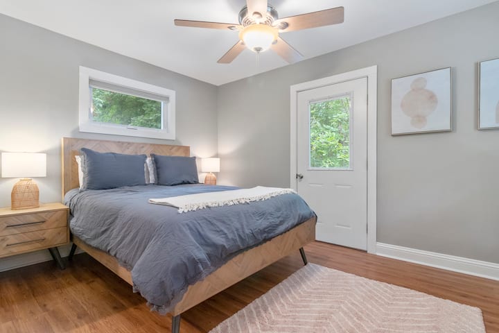 Chumba cha wageni cha ghorofa. Kitanda aina ya Queen.