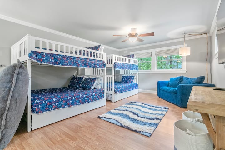 Eneo la ghorofa. Vitanda 4 kamili, mapacha 2. Televisheni kubwa na kikasha cha x. 