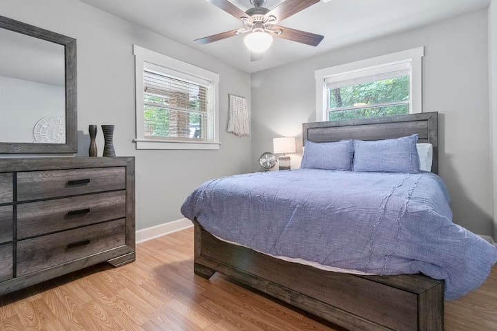 Chumba cha wageni chini ya ghorofa. Kitanda aina ya Queen. 