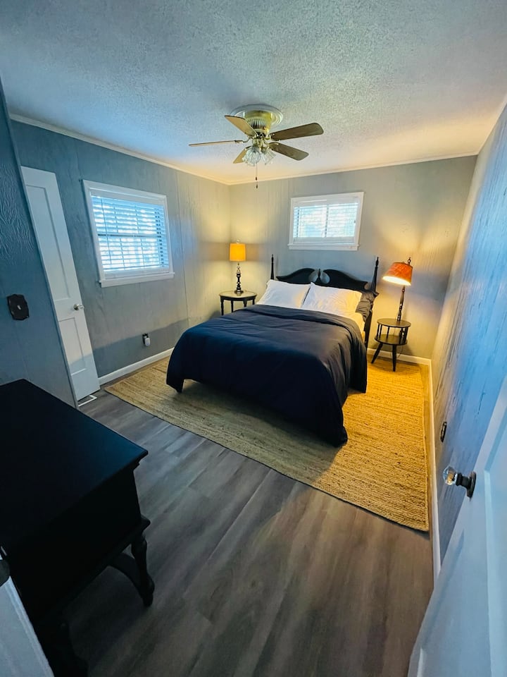 Cama tamaño queen en la habitación con vistas al lago