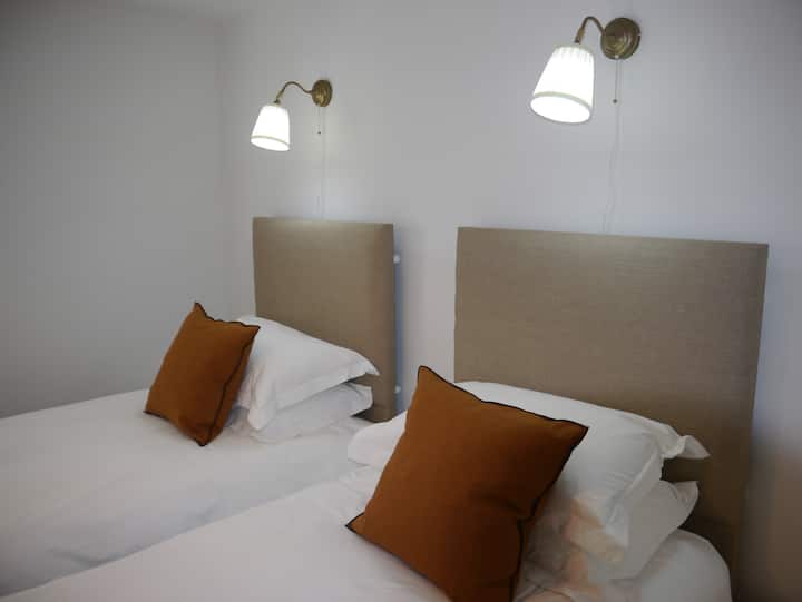 Dhomë gjumi e lehtë dhe e ajrosur me krevate shumë të rehatshëm dhe mundësinë e teke dyshe ose superking.