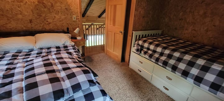 غرفة النوم 2 تعرض سريرًا كاملاً مع ترندل