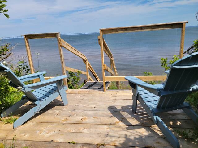 “Eye Of The Wind” cottage- direct access to beach.