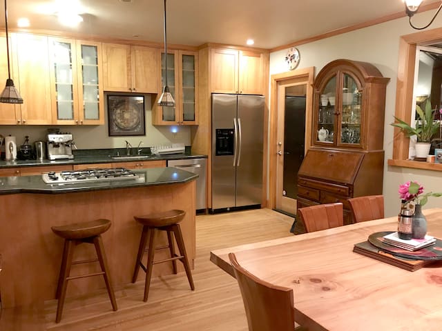 Spacious Home in Oakmore Neighborhood gallery image 3