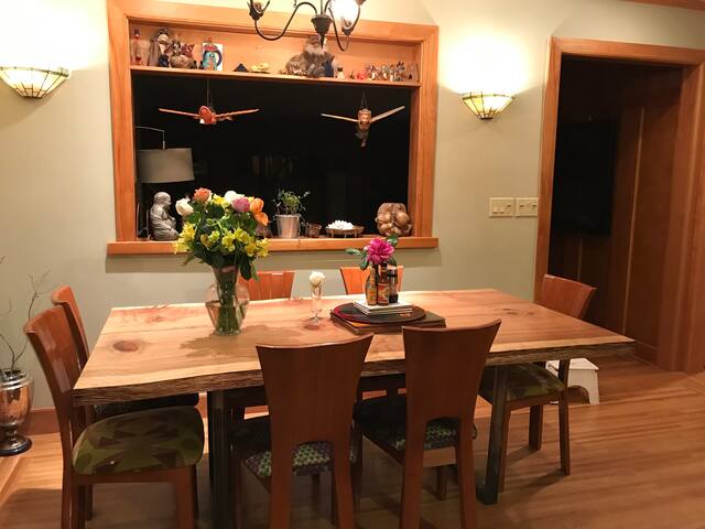 Spacious Home in Oakmore Neighborhood gallery image 4