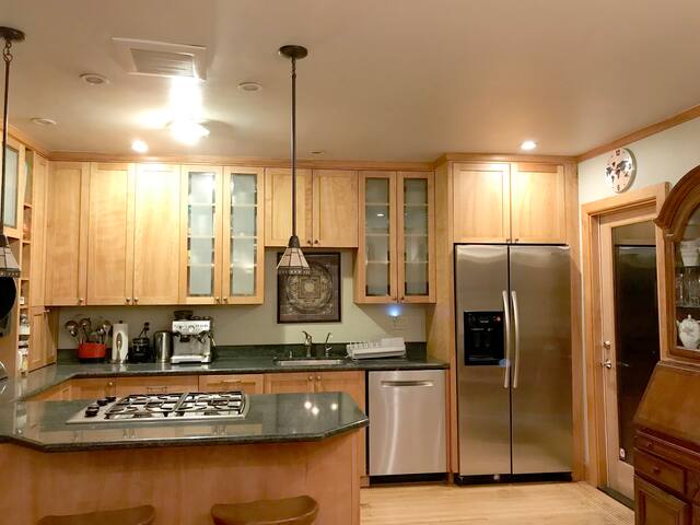 Spacious Home in Oakmore Neighborhood gallery image 2