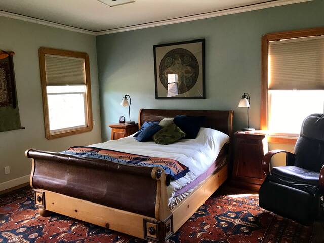 Spacious Home in Oakmore Neighborhood gallery image 5