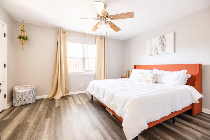 Dhomë gjumi kryesore me dyshek të ri me shkumë memorie king size. 