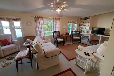 Charming Cottage on Wall Lake in Delton, Michigan