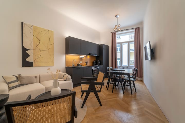 josef’s home | Deluxe Apartment in Ideal Location