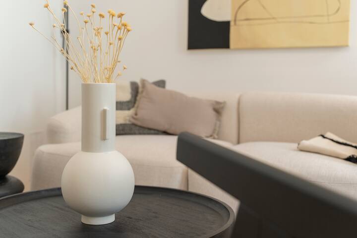 josef’s home | Deluxe Apartment in Ideal Location gallery image 3