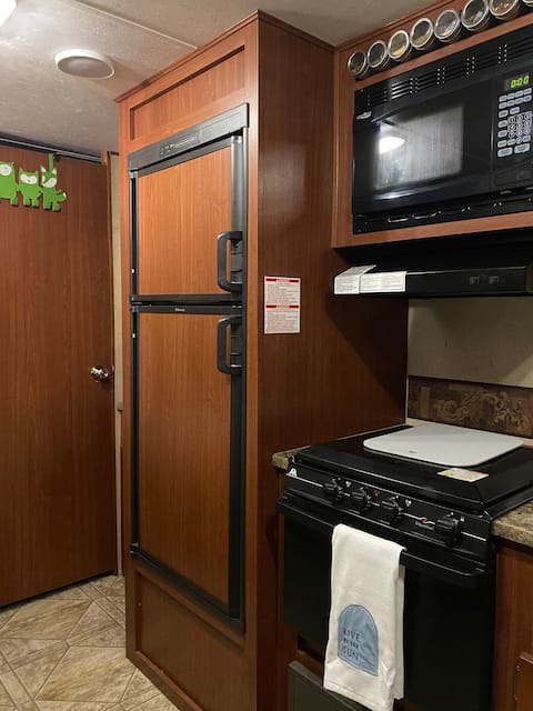 Top Airbnb: Cozy & Casual Backyard Camping in Brookswood Fernridge