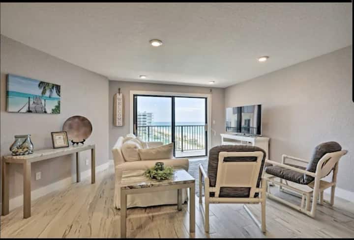 Desde el comedor, sobre el balcón hasta el océano.  Mirando hacia el norte