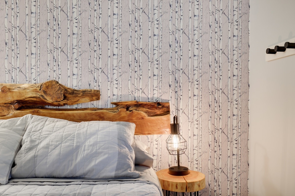 Queen bed in downstairs bedroom