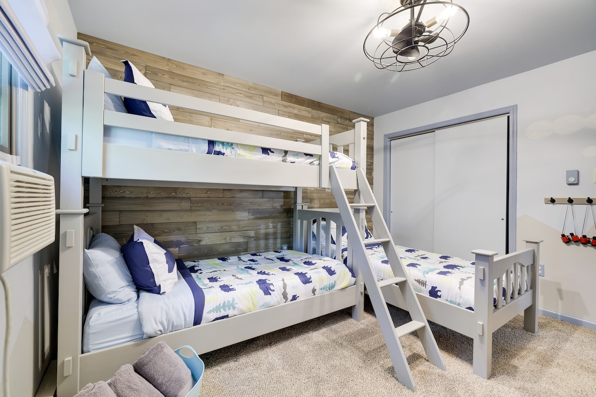 Twin bunkbeds, kid-friendly bedroom upstairs 