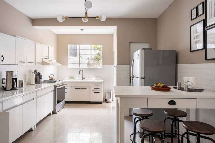 Art deco Condesa 5 BR house with a Rooftop gallery image 2