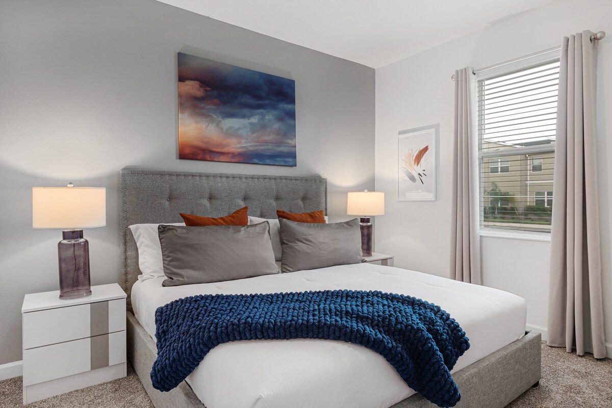 Sovrum#2: På bottenvåningen.  Dubbelsäng.  Med eget badrum och dusch.