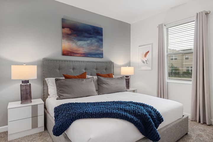 2号卧室：位于一楼。加大双人床。带独立卫生间和淋浴间。