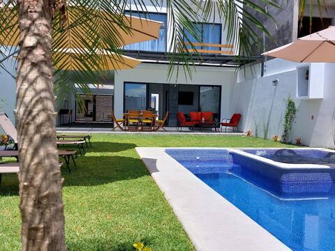 Casa Maui: Sun, pool, and jacuzzi in Tequesquitengo
