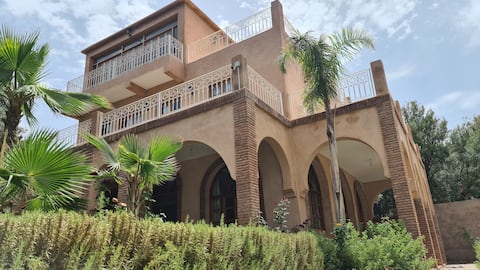 Beautiful villa with pool / lake view