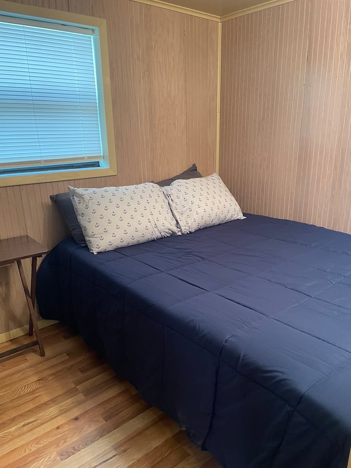 Chambre 1 avec un lit queen