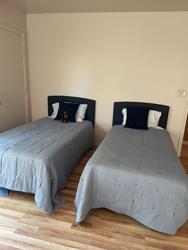2 lits jumeaux dans la chambre principale. Il y a également un lit Queen Size dans la chambre principale.