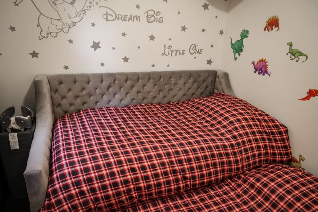 Dhoma jonë për fëmijë është një krevat divan me dy krevate tek të rehatshëm.  Ne kemi gjithashtu një krevat fëmijësh me krevat fëmijësh.  Krevati ynë është portativ nëse të duhet të dalësh në parqet pranë ambientit tonë.  Ne kemi gjithashtu batanije leshi rezervë sipër!