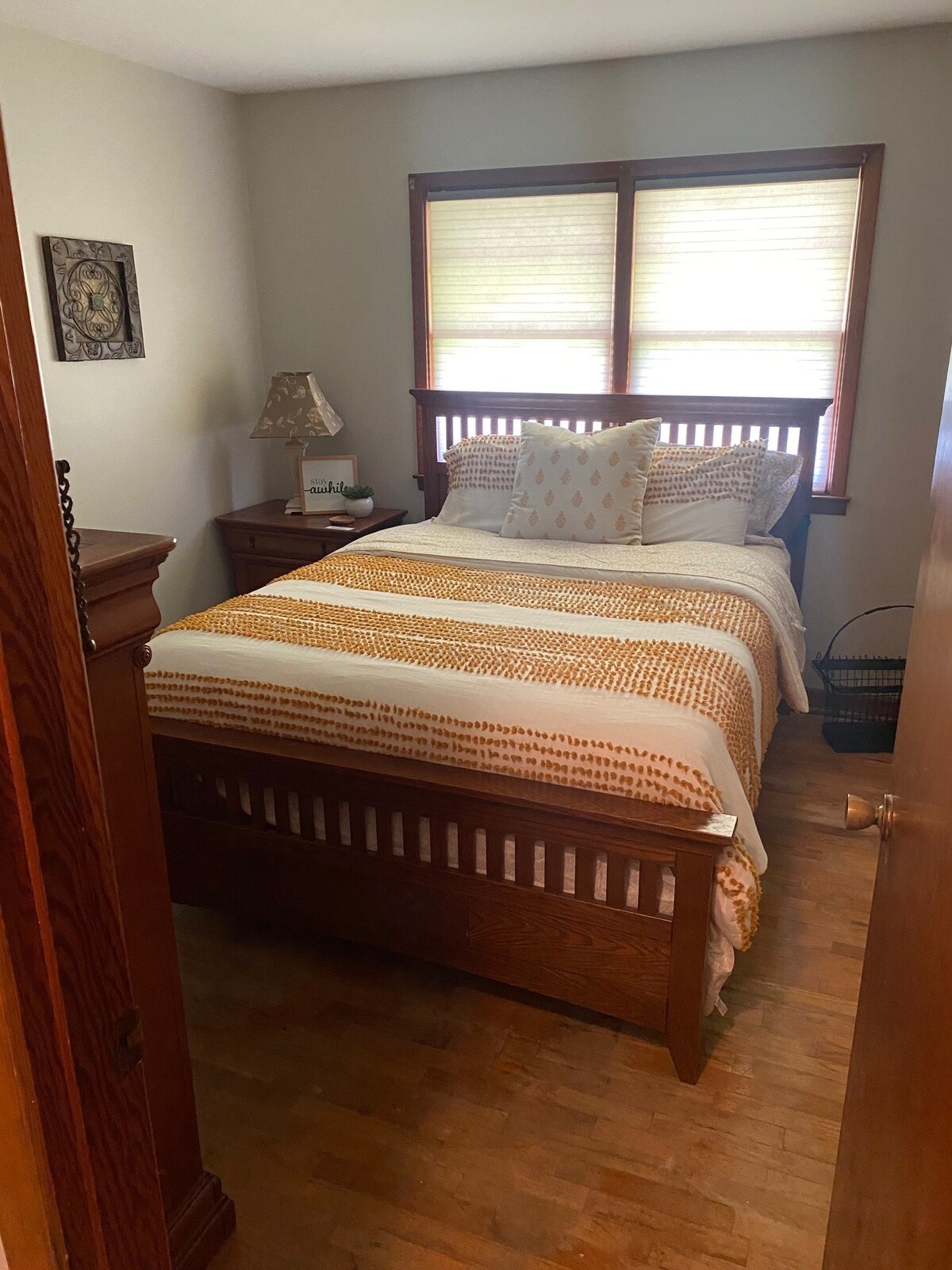 Спалня 2  Първи BR вляво.  Тази спалня е точно до цялата баня.  Тази спалня има гардероб на собствениците, затова предлагаме гардероба в коридора, ако имате висящи дрехи.