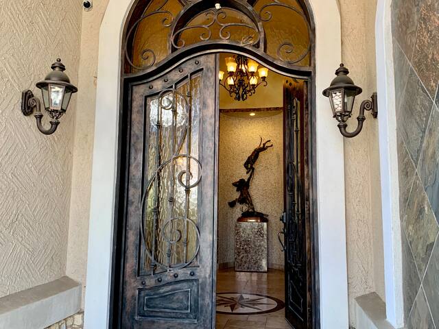 The Palms on Lake Travis Estate -Waterfront w Dock gallery image 4