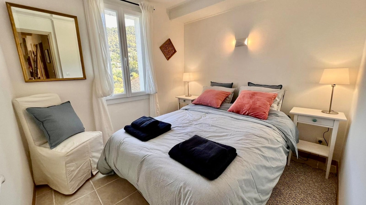 ห้องนอน 2 มีผ้าปูที่นอนสะอาดสะดวกสบายและมองเห็นวิวเนินเขา