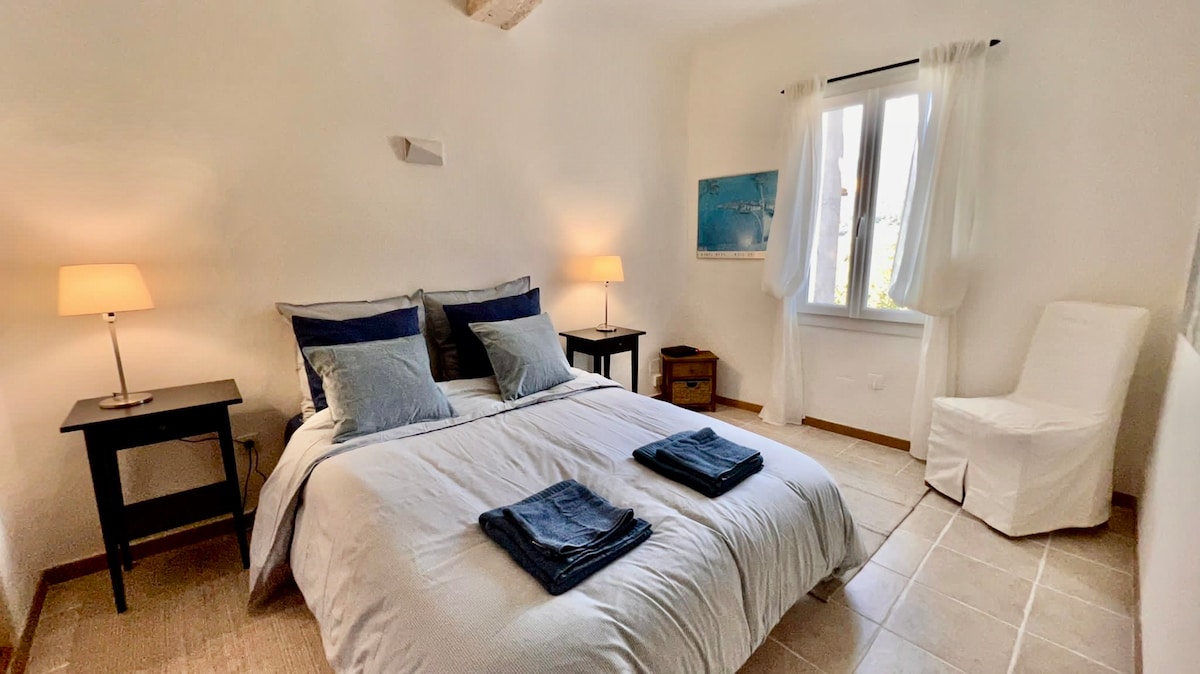 ห้องนอน 1 มีผ้าปูที่นอนที่สะอาดและสะดวกสบาย มีตู้เสื้อผ้าขนาดใหญ่และวิวเนินเขาที่ทอดยาว